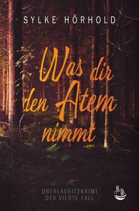 "Sylke Hörhold. Was dir den Atem nimmt. Oberlausitzkrimi: Der vierte Fall." Waldszene mit dichtem Baumbestand.