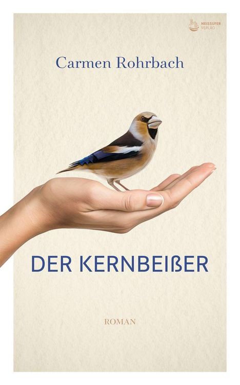 Texte: Carmen Rohrbach, DER KERNBEIßER, Roman. Eine Hand hält einen Kernbeißer-Vogel.