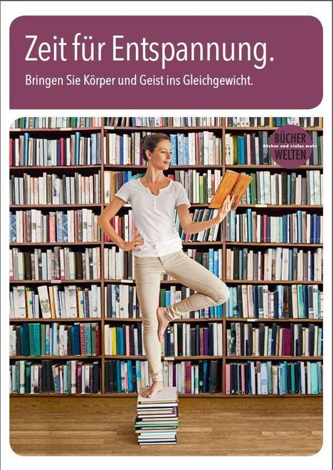 "Zeit für Entspannung. Bringen Sie Körper und Geist ins Gleichgewicht." Frau steht auf Büchern vor Bücherregal.