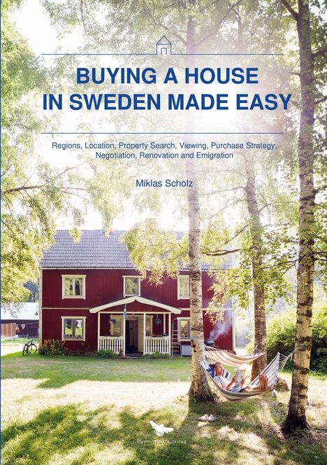 Titel: "BUYING A HOUSE IN SWEDEN MADE EASY". Ein rotes Haus in einem sonnigen Wald, Mann in Hängematte lesend.