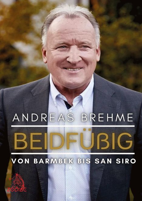 ANDREAS BREHME, BEIDFÜßIG, VON BARMBEK BIS SAN SIRO. Ein lächelnder Mann im Anzug, Herbsthintergrund. Logo „ZODIAC“.