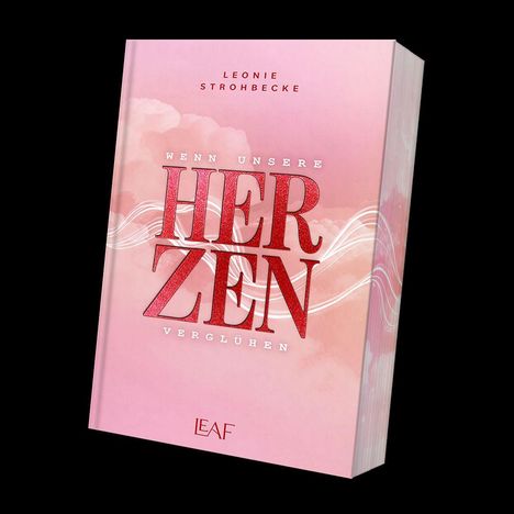 Das Buchcover zeigt den Titel "Wenn unsere Herzen verglühen" von Leonie Strohbecke. Hintergrund in Rosa mit Wolkenmotiv.