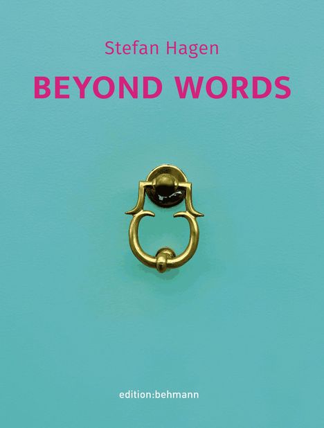 „Stefan Hagen, BEYOND WORDS, edition:behmann“. Ein goldener Türklopfer auf blauem Hintergrund.