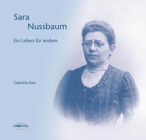 "Sara Nussbaum: Ein Leben für andere" von Gabriela Katz. Eine historische Fotografie einer Frau mit Brille.