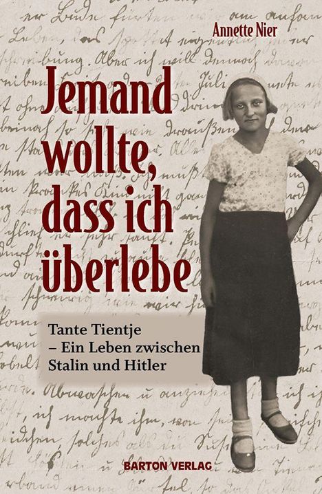 "Jemand wollte, dass ich überlebe. Tante Tientje – Ein Leben zwischen Stalin und Hitler. Eine Frau steht vor handgeschriebener Schrift."
