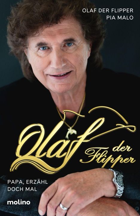 "Papa, erzähl doch mal." Oben "Olaf der Flipper, Pia Malo," unten "molino." Ein Mann lächelt in die Kamera.