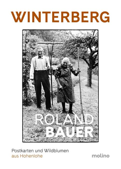 WINTERBERG, ROLAND BAUER, Postkarten und Wildblumen aus Hohenlohe. Älteres Paar mit Rechen im Garten, schwarz-weiß Foto.