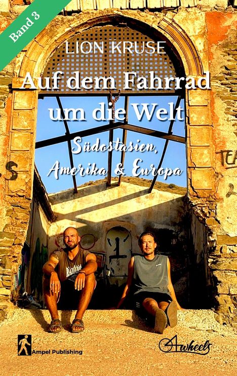 "Band 3: Auf dem Fahrrad um die Welt, Südostasien, Amerika & Europa." Zwei Männer sitzen vor einem ruinösen Gebäude.