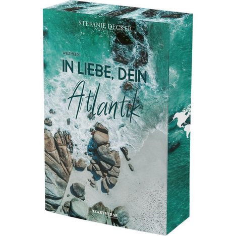 Aufschrift: "STEFANIE DECKER, WELTMEER 1, IN LIEBE, DEIN Atlantik." Sandstrand mit Wellen und Felsen in Türkis.