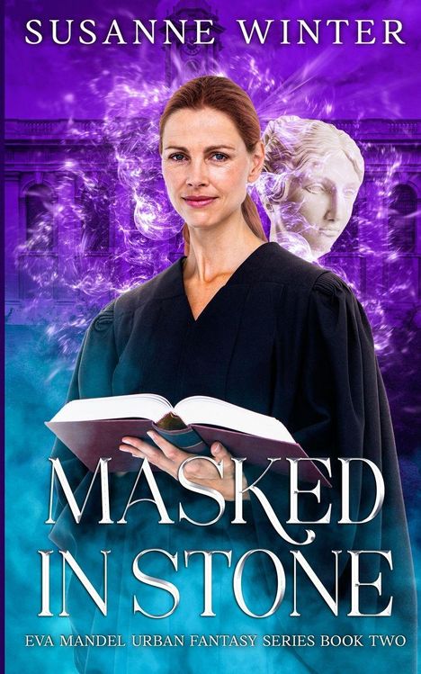 „Susanne Winter. Masked in Stone. Eva Mandel Urban Fantasy Series Book Two.“ Frau hält Buch, Hintergrund: Statue, violettes Leuchten.