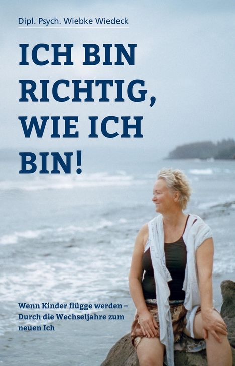 "ICH BIN RICHTIG, WIE ICH BIN!" Eine Frau sitzt lächelnd auf einem Felsen am Meer.