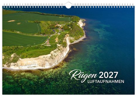 Text: „Rügen 2027 Luftaufnahmen”. 
Luftbild einer Küstenlinie mit Klippen und grünem Land, das ins Meer übergeht.