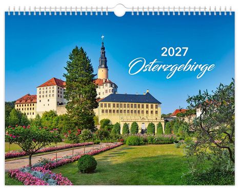 2027 Osterzgebirge: Ein prächtiges Schloss vor klarem Himmel, umgeben von prächtigen Gärten und blühenden Blumen.