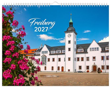 Text: "Freiberg 2027". Weißes historisches Gebäude mit Turm und Uhr, blauer Himmel, pinke Blumen im Vordergrund.