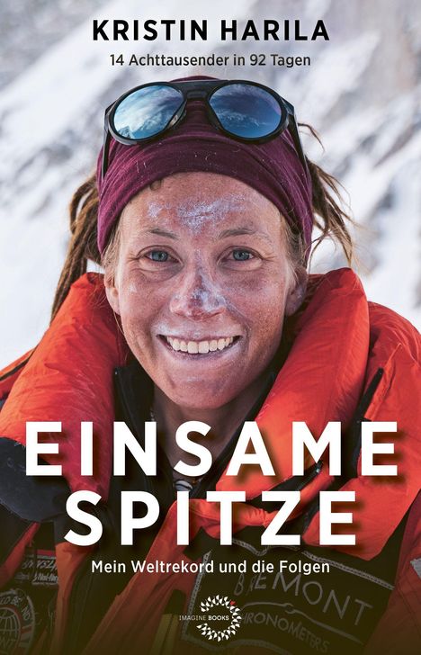 Text: "KRISTIN HARILA 14 Achttausender in 92 Tagen. EINSAME SPITZE Mein Weltrekord und die Folgen." Eine Frau mit Dreadlocks und Schneerückständen im Gesicht lächelt vor einer Bergkulisse. Sie trägt eine Sonnenbrille auf dem Kopf und eine rote Jacke.