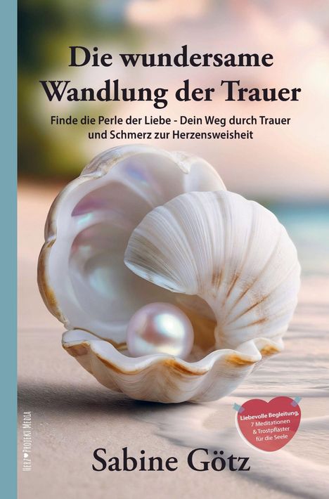Titel: Die wundersame Wandlung der Trauer. Name: Sabine Götz. Illustration einer Muschel mit Perle und Herz-Aufkleber.