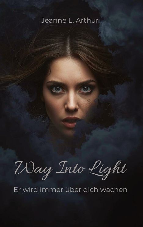 „Jeanne L. Arthur; Way Into Light; Er wird immer über dich wachen.“ Nahaufnahme eines Frauengesichts von dunklen Wolken umgeben.