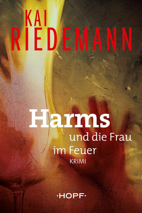 "Kai Riedemann. Harms und die Frau im Feuer. KRIMI. HOPF." Hintergrund: Hand vor Flammen, dramatische Atmosphäre.