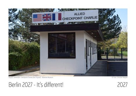 „Berlin 2027 - It's different!“ Ein Gebäude mit Schild: „Allied Checkpoint Charlie“, britische, amerikanische, französische Flaggen.