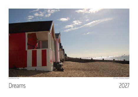 „Dreams 2027” und „Southend on Sea“ sind sichtbar. Strandhäuschen in Rot-Weiß am sonnigen Kiesstrand.