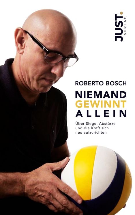 "JUST VERLAG" Logo, "ROBERTO BOSCH: NIEMAND GEWINNT ALLEIN", ein Glatzköpfiger mit Brille hält einen gelben und blauen Ball.
