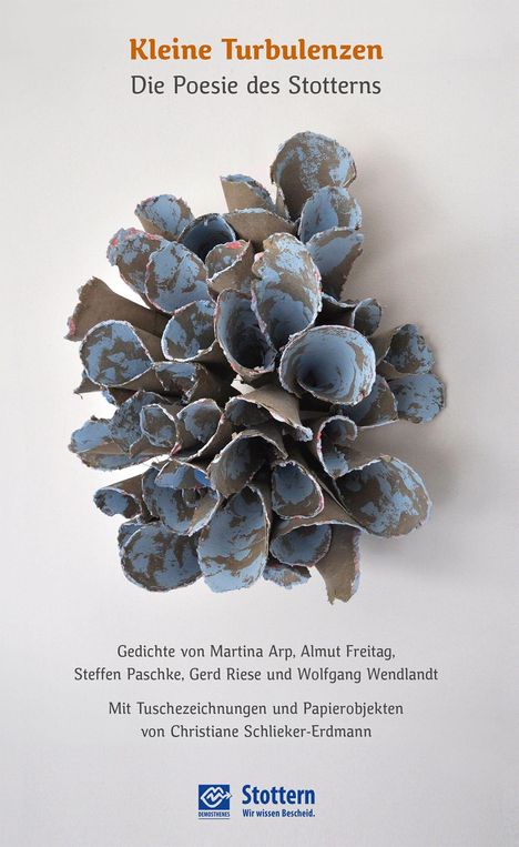 "Kleine Turbulenzen. Die Poesie des Stotterns." Blaue Papierobjekte, gefaltet zu einer blumenartigen Form.