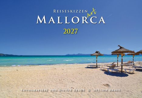 Reiseskizzen Mallorca 2027: Strand mit türkisfarbenem Wasser, Sand und leeren Liegestühlen unter Strohdächern.