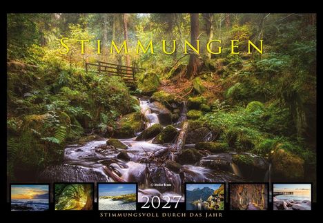 „STIMMUNGEN“, „2027“, „STIMMUNGSVOLL DURCH DAS JAHR“. Waldlandschaft mit Brücke über Bach, umgeben von Moos und Bäumen.