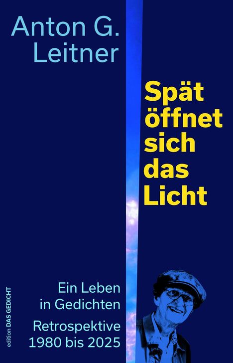 Text: "Anton G. Leitner", "Spät öffnet sich das Licht", "Ein Leben in Gedichten", "Retrospektive 1980 bis 2025". Unten links ein älterer Mann mit Mütze im blauen Farbton.