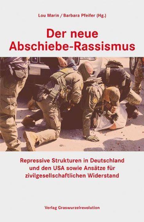 Titel: "Der neue Abschiebe-Rassismus". Untertitel: "Repressive Strukturen in Deutschland und den USA sowie Ansätze für zivilgesellschaftlichen Widerstand". Im Hintergrund sind uniformierte Personen in einer Szene, die Restriktion und Kontrolle andeutet.