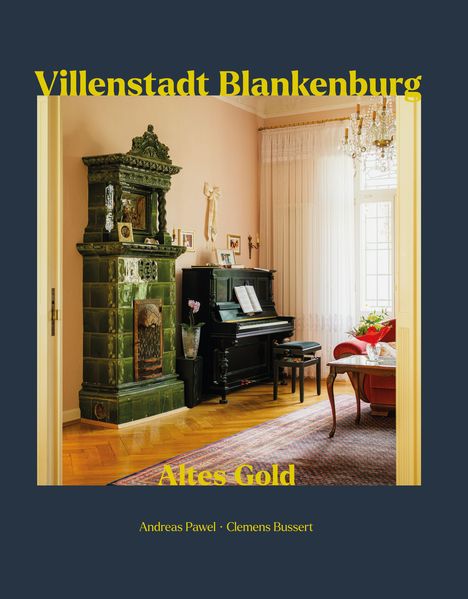„Villenstadt Blankenburg“ und „Altes Gold“ in gelber Schrift. Historischer Raum mit grünem Ofen und Piano.