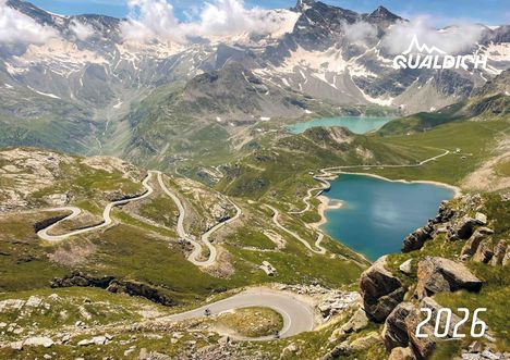 Text: "2026", "QUAELDICH" mit Bergsilhouette-Logo. Eine kurvenreiche Straße schlängelt sich durch bergige alpine Landschaft.