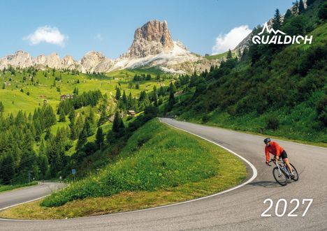 "2027" und "QUÄLDICH" Logo. Radfahrer in rotem Trikot windet sich an grüner Bergstraße entlang. Bergkulisse im Hintergrund.