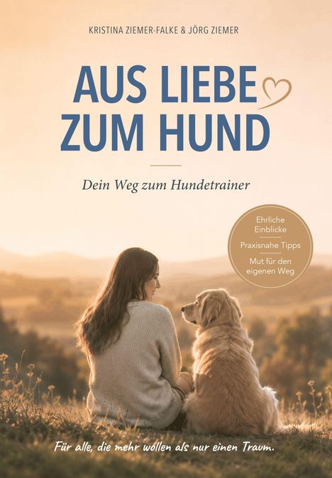 „Aus Liebe zum Hund: Dein Weg zum Hundetrainer.“ Eine Frau sitzt in der Natur bei Sonnenuntergang neben einem Hund.