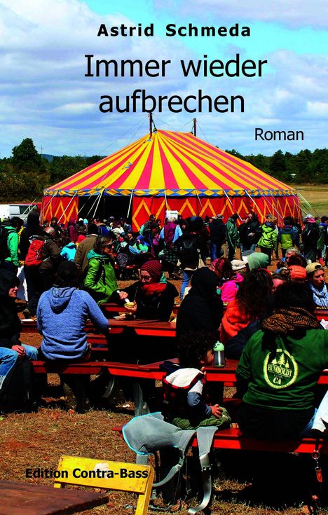 "Immer wieder aufbrechen", Roman von Astrid Schmeda. Menschen vor gelb-rotem Zelt auf Bänken. Edition Contra-Bass.