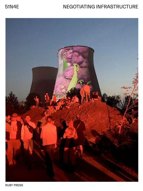 51N4E, NEGOTIATING INFRASTRUCTURE, RUBY PRESS. Menschenmenge bei Abenddämmerung vor beleuchtetem Kühlturm.