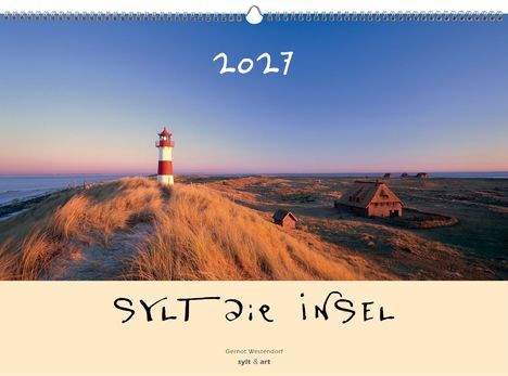 2027, SYLT die INSEL. Ein Leuchtturm steht auf einer Düne, im Hintergrund sieht man ein Haus und das Meer im Sonnenuntergang.
