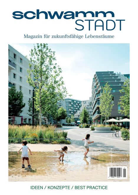 "schwamm STADT", Magazin für zukunftsfähige Lebensräume. Drei spielende Kinder auf einer wasserbedeckten Fläche in urbanem Umfeld.