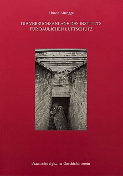 Text: „Linnea Altrogge, DIE VERSUCHSANLAGE DES INSTITUTS FÜR BAULICHEN LUFTSCHUTZ, Braunschweigischer Geschichtsverein“. 
Foto: Betonanlage.
