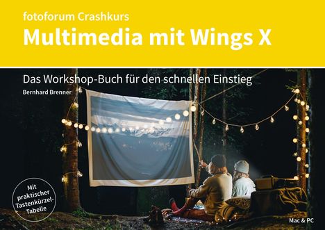 "fotoforum Crashkurs, Multimedia mit Wings X. Das Workshop-Buch. Im Wald sitzende Menschen vor Kinoleinwand und Lichterkette."