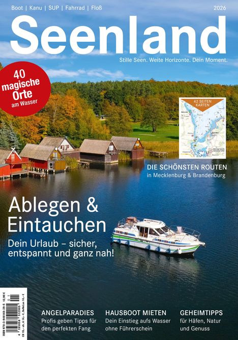 „Seenland 2026“. Ablegen & Eintauchen. Boot in einem See vor herbstlichen Bäumen und kleinen Häusern.