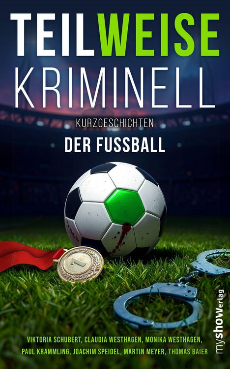 "TEILWEISE KRIMINELL KURZGESCHICHTEN DER FUSSBALL" auf einem Fußballfeld; Fußball, Handschellen, Medaille sichtbar.