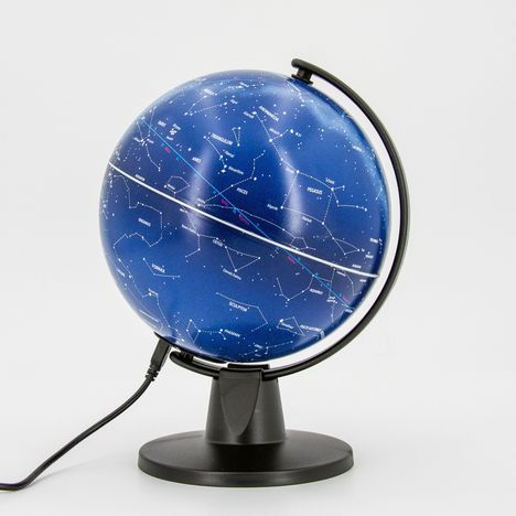 Weiße Texte auf blauem Untergrund: Sternbilder wie Pegasus, Pisces. Schwarzer Globusständer mit Kabel.