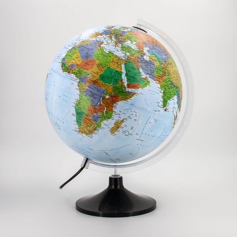 Ein Globus zeigt Länder und Ozeane mit bunten Farben; Afrika und Eurasien sind prominent zu sehen.