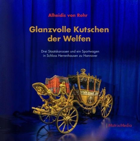 "Alheidis von Rohr: Glanzvolle Kutschen der Welfen. Drei Staatskarossen und ein Sportwagen. Eine vergoldete Kutsche vor blauem Hintergrund."