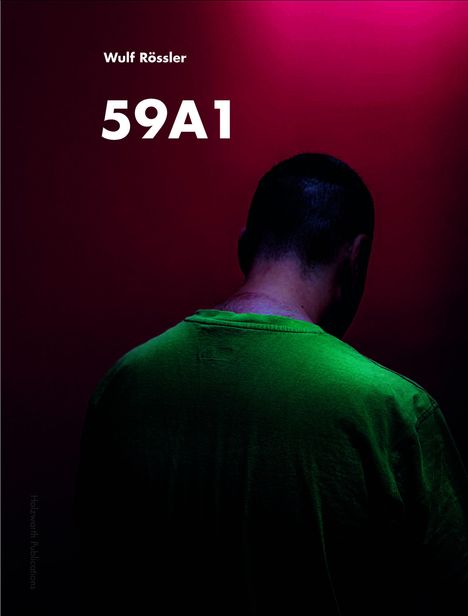 Text: "Wulf Rössler, 59A1". Ein Mann in grünem Shirt steht vor einem rot-schwarzen Hintergrund mit dem Rücken zur Kamera.