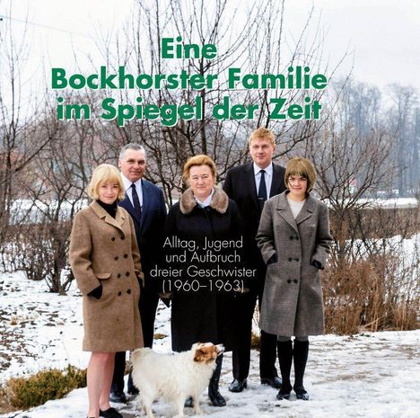 „Eine Bockhorster Familie im Spiegel der Zeit, Alltag, Jugend und Aufbruch dreier Geschwister (1960–1963)“. Fünf Personen in Winterkleidung stehen auf schneebedecktem Boden mit einem Hund im Vordergrund.