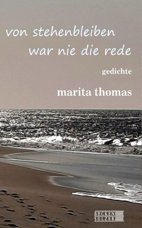 "Von stehenbleiben war nie die rede. Gedichte. Marita Thomas." Ein Strand bei Sonnenuntergang mit Fußspuren im Sand.