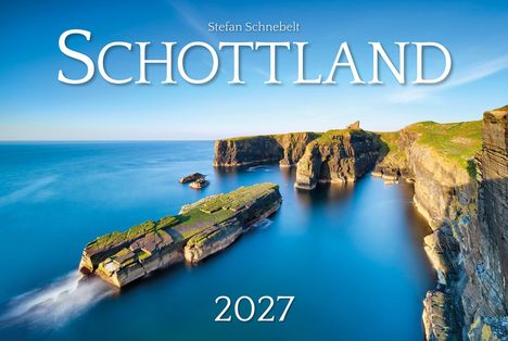 Text: "Stefan Schnebelt SCHOTTLAND 2027". Küstenlandschaft mit Klippen und Meer, klarer blauer Himmel.