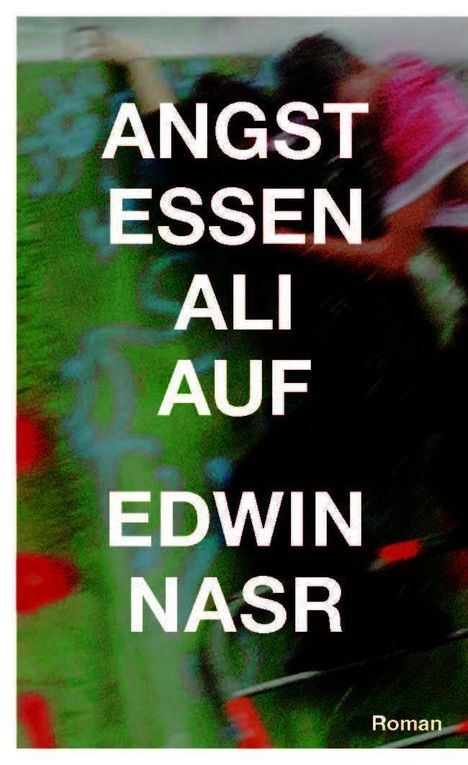 Texte: "ANGST ESSEN ALI AUF EDWIN NASR", "Roman". Hintergrund: Verschwommene, bunte Szene.